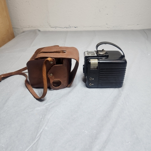 Kodak Brownie Hawkeye Camera - Picture 4 of 7